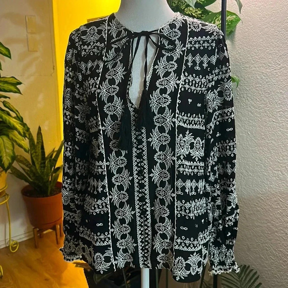 Alice + Olivia Embroidered white/black tops size S/P - Picture 1 of 11